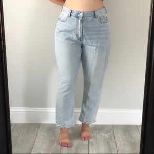 American Eagle light wash mom jeans